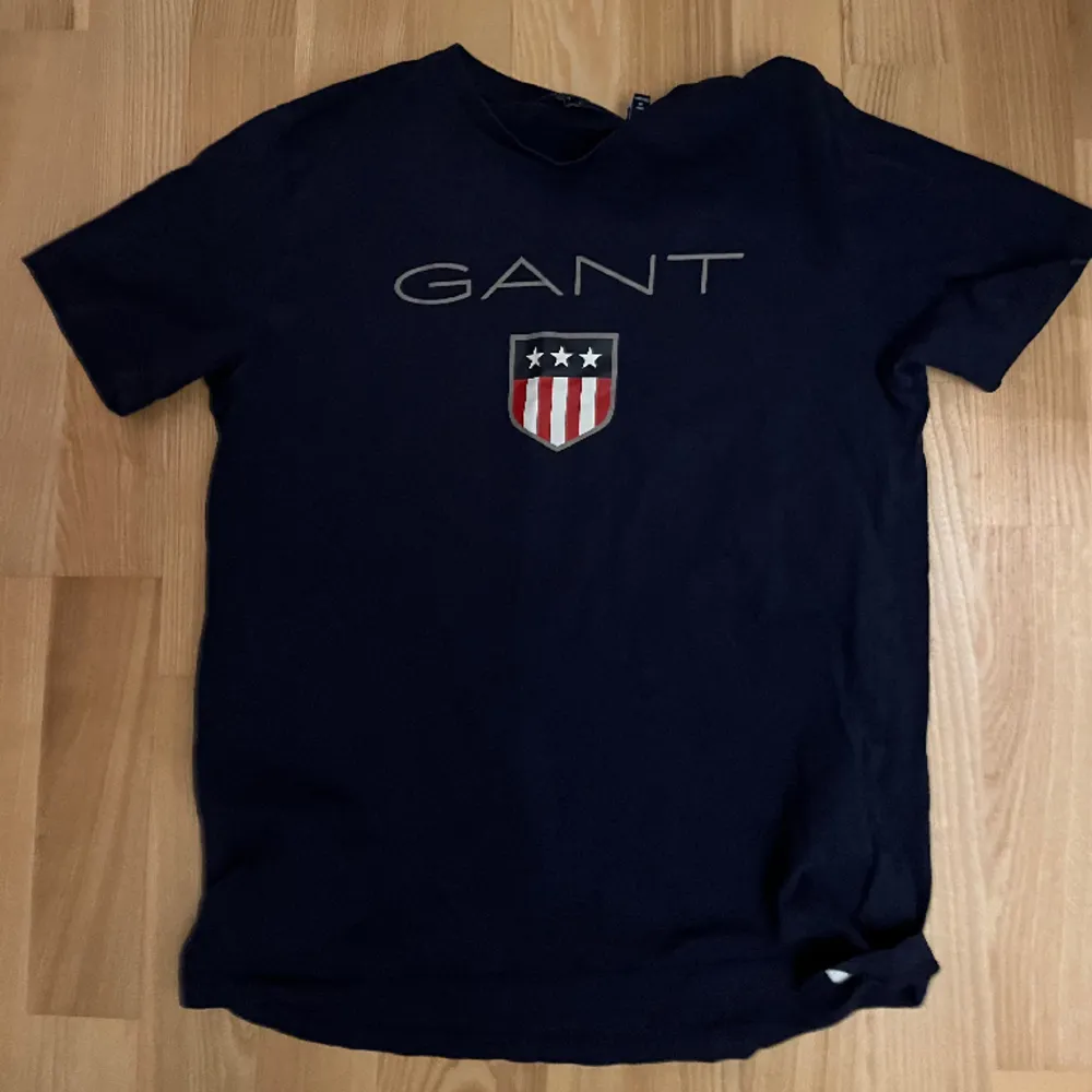 Hej! Jag säljer en Gant t-shirt i storlek 170/ 15 år och den är I 10/10 skick😇. T-shirts.