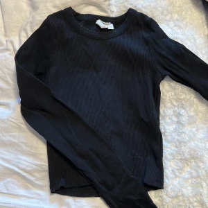 A-DSGN långärmad topp - Långärmad ribbad topp med litet hål för tummen. Eftersom ärmarna är så långa och går över handen samt att tröjan inte är kroppad så ger det enligt mig en väldigt fin ”siluett” 🦋Mycket sparsamt använd. Nyskick 🙌🏻 Något liten i storleken