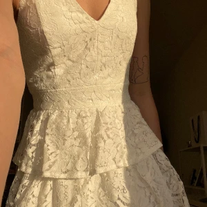 Studentklänning - Underbart vacker studentklänning!🤍 ALDRIG AVÄND! Jag köpte två olika men valde att ha på mig den andra. Nypris 749kr från bubbelroom. Den passar för någon som är 34/36. Pris kan diskuteras. Vill man ha fler bilder så skickar jag gärna. 🩷🩷