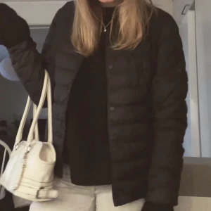 Uniqlo jacka  - Säljer nu min älskade uniqlo jacka!! Någon enstaka defekt men inte något som syns annars sparsamt använd, nypris är 799 💞