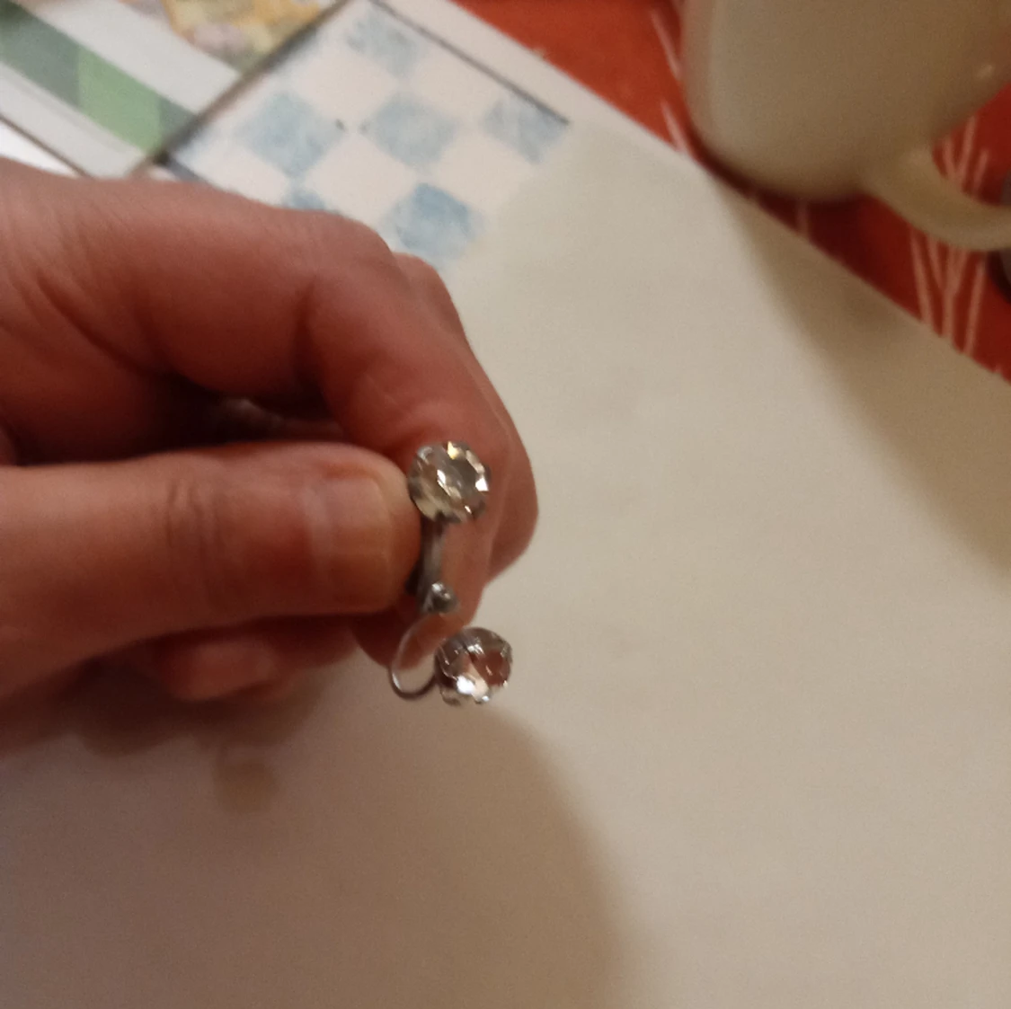 Örhängen silverfärgade med vit sten - 91