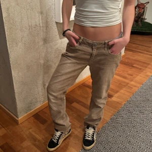 Jeans - Lågmidjade, jättecoola jeans i en ljusbrun färg! 🤎