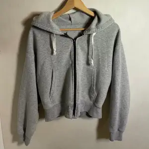 Säljer denna gråa hoodie. Den är en del nopprig och några få lösa trådar. Pris går säkert att diskutera. 