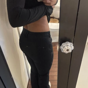 Låga svarta jeans - Jeansen är knappt använda. De är i ett väldigt stretchigt jeans matrial. De är även lite Bootcut. Samt att jag klippt de eftersom de är för långa, sitter bra i längden på mig som är 1,60.Säljer pga de inte sitter fint på mig. Frakten står köparen av!