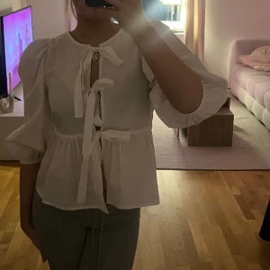 topp - helt ny från Only, så söt men aldrig kommit till användning🩷 nypris 429kr