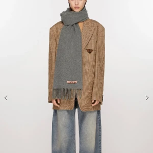 Acne halsduk 100% ull - Supersnygg acne halsduk i modellen CA0086. 100%ull. Bra skick och varm! 200x 45 cm ! Originalpris 1700.