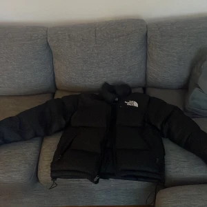North Face Jacka - Den har är litet hål på framsidan inget som skulle va svårt och lappa ihop om man har ork