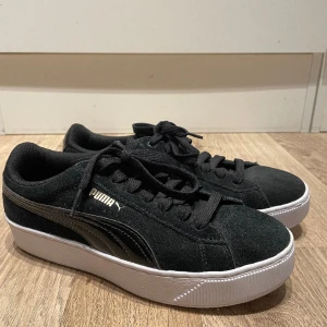 Puma skor oanvända - Oanvända puma skor (säljer pga för små). Svarta med vit sula och guldig logga. Inköpta i Köpenhamn. Priset är diskuterbart. Hör av er med eventuella frågor samt fler bilder på skorna 👟 💗