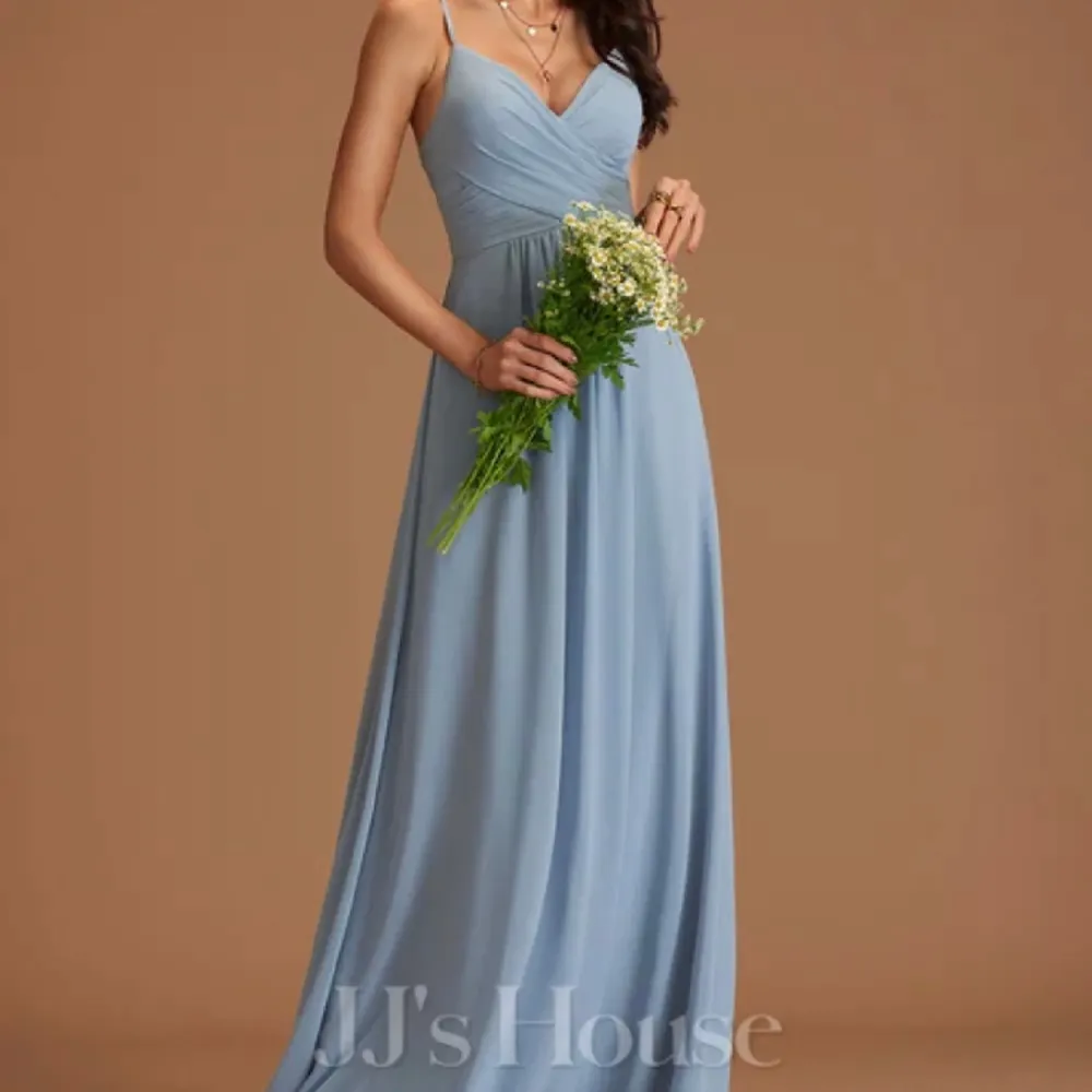 Superfin blå klänning som passar perfekt till bal eller liknande, i bra skick då den endast använts en gång! Köpt från JJ’s House och finns ej kvar på hemsidan. Nypris: 1061 kr (Det är klänningen som är i mitten på alla bilder). Klänningar.
