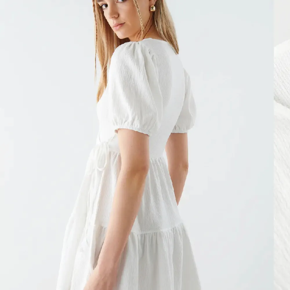 Säljer den här superfina klänningen ifrån GinaTricot. Den är i fint skick och i storlek xxs. Just nu är denna helt slutsåld på hemsidan, men det är en perfekt klänning att ha till i sommar. Tvek ej på att höra av er vid frågor🤗. Klänningar.