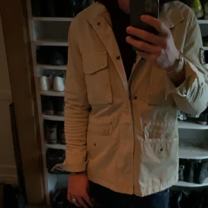 Morris Field jacket  - Säljer nu denna Morris Field/safari jacka i storlek s. Perfekt nu till våren 👌 tveka inte på att skriva till mig ☺️
