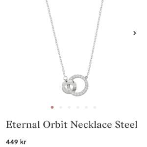 Jättefint halsband från Edblad, aldrig använt. Säljer på grund av att jag fick två likadana i julklapp. Ordinarie pris 450kr. Köpare står för frakt. 