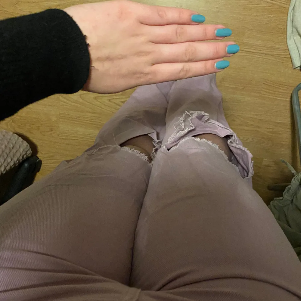 Häftiga pastel-lila byxor med hål vid knäna 🤍 Köparen står för frakt 📦 . Jeans & Byxor.