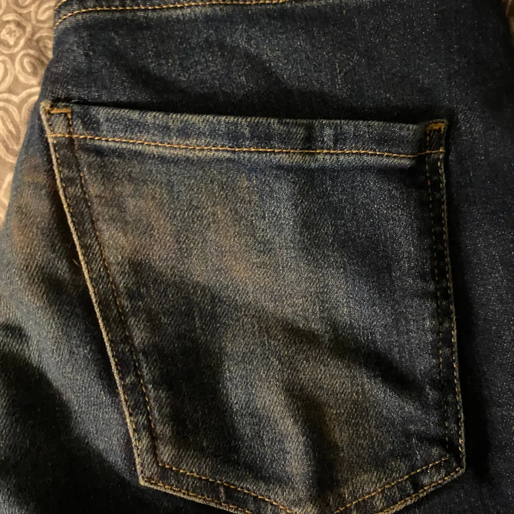Jeans ifrån Kappahl i modellen Sam, men dom vart alldeles för långa så har klippt och sytt om längst ner vid benen 🤍 Säljer då dom nu är för stora för mig. Köparen står för frakt 📦 . Jeans & Byxor.