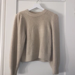 Grymt stickad tröja  - Säljer en stickad tröja fårn grunt, köp på kids bran store. Köpt för 500kr+.Den är i storlek L(barn) Passar mig som är 13 och 160 lång.Inga defekter eller skador