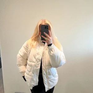 Pufferjacket - Vit pufferjacket från Zara i storlek S. I fint skick, se små defekter på bild 3💗