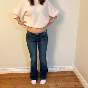 Lågmidjade jeans  - vintage jeans!💕 Midjemått( rätt över): 37cm Inerbenslängd: 76cm  Lårmått ( rätt över):24cm    Köp gärna via ”KÖP NU”💖 Skriv ifall ni har några frågor eller funderingar // perfectjeans🫶