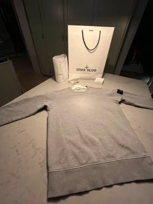 Stone Island tröja - Stone Island tröja i bra skick 9/10. Storlek S men passar M. Kvitto o allt finns! 
