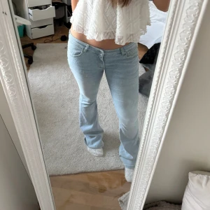 Bootcut jeans - Ljusblå bootcut jeans🩵 bara använt de ett fåtal gånger så jeansen är i mycket bra skick. 