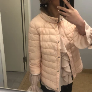 Trekvartsjacka - Säljer min fina trekvartsjacka i ljusrosa. Den är använd men i bra skick! Perfekt för våren