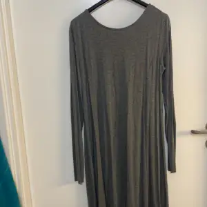 Fin oanvänd grå klänning M ginatricot utsvängd nertill 