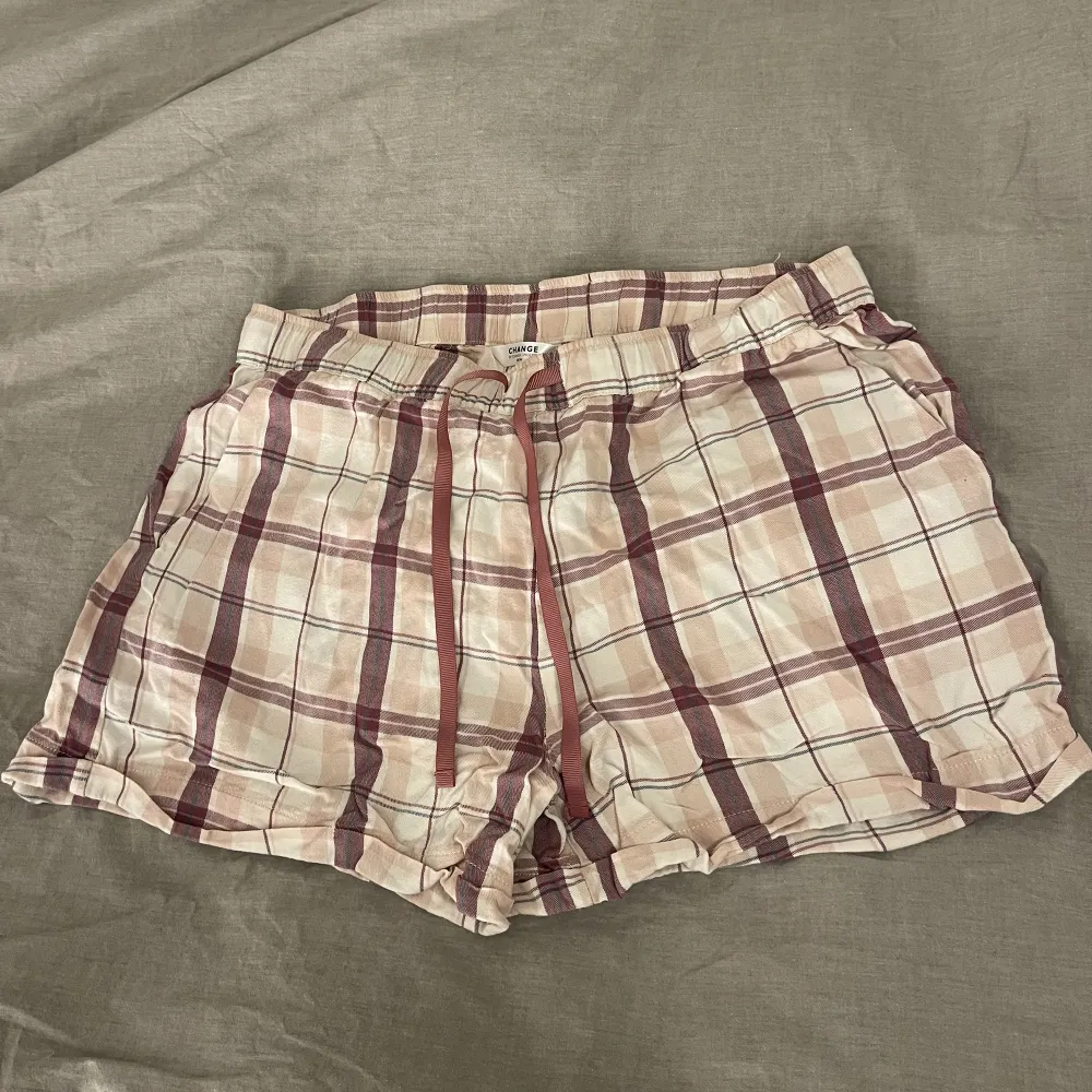 Säljer dessa pyjamasshorts då de inte kommer till användning, väldigt bra skick eftersom de inte har blivit använda så mycket🌸. Shorts.