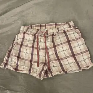 Säljer dessa pyjamasshorts då de inte kommer till användning, väldigt bra skick eftersom de inte har blivit använda så mycket🌸