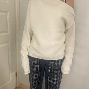 Vit stickad off shoulder tröja  - Jättefin stickad tröja som är off shoulder på en Axel om man fattar. 