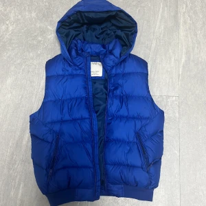 Blå väst  - Säljer denna blåa västen eftersom den inte längre passar mig. Västen är i mycket bra skick. Storleken är 152 cm. Hör av dig om du har frågor eller vill få fler bilder skickade. 