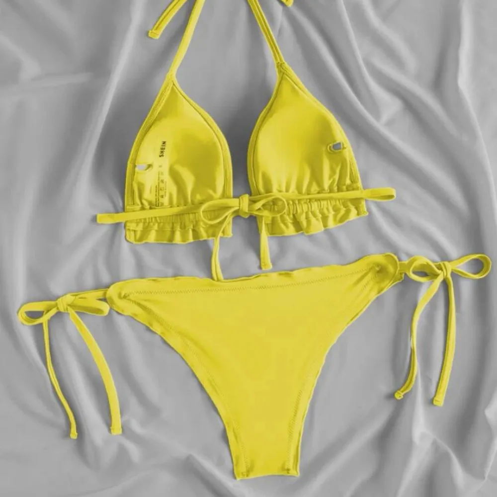 Snygg gul bikini från SHEIN med volang på överdel och underdel! Går att lägga prisförslag💕. Övrigt.