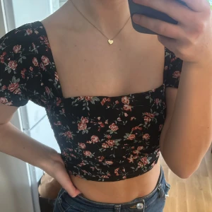 Blommig topp Nelly - Säljer denna topp som jag endast har använt vid detta tillfälle. Lappen är fortfarande kvar 💗