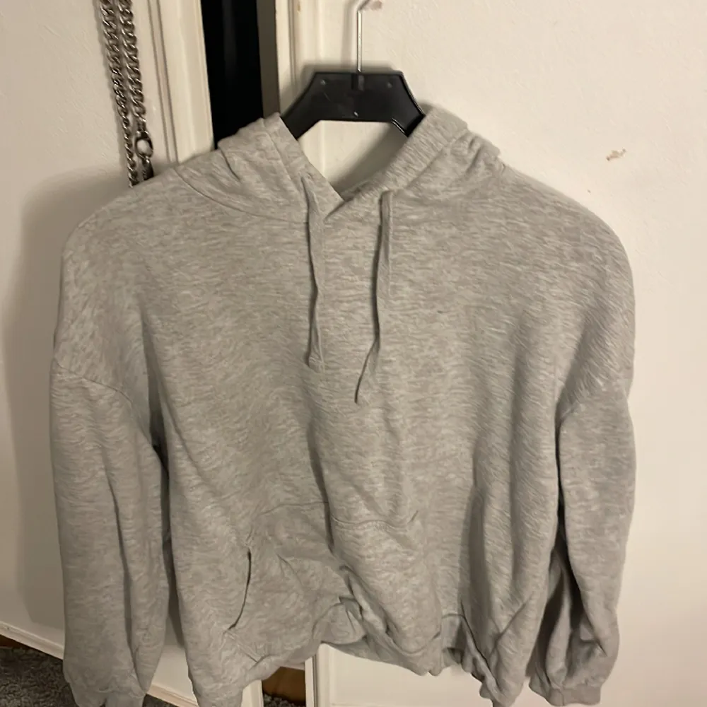 En grå hoodie som är i bra skick🩷. Hoodies.