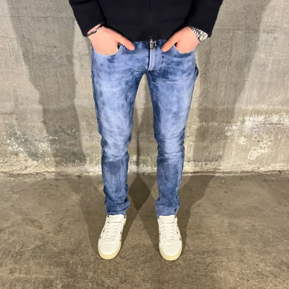 Replay anbass jeans i färgen blå. Storlek 31/32 och modellen på bilden är 182 cm. Fint skick, köp för endast 599kr. Jeans & Byxor.