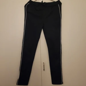 Stiliga mjuka byxor - Ett par mjuka byxor som är stiliga att ha på sig.