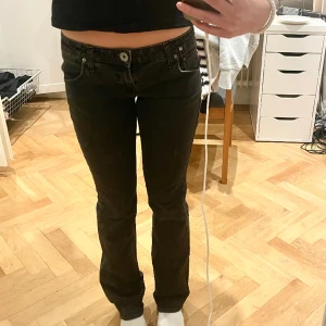 Lågmidjade Miss Sixty Jeans! - Svarta/gråa Miss Sixty jeans. Låga i midjan och raka/utsvängda i benen. Köpt secondhand men väldigt bra skick och aldrig använda av mig! 