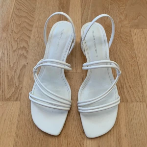 Skor - Superfina vita klackskor! Använda endast 1 gång och bekväma att gå i 🩷