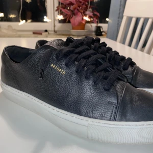 Svarta Arigato skor - Snygga arigato skor i storlek 42 men som passar 42-43, dem är rena och dem är i bra skick. Våga ställa frågor och jag svarar så fort jag kan 