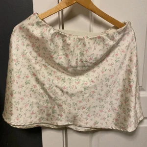 Blommig kjol - Säljer min fina kjol. Använt några gånger men inte så sliten. Köpt på Gina tricot och jag säljer den för 150kr+ frakt🌸
