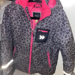 Vinterjacka  - Vinterjacka sparsamt använd så i gott skick.  Storlek 160 från Lager157