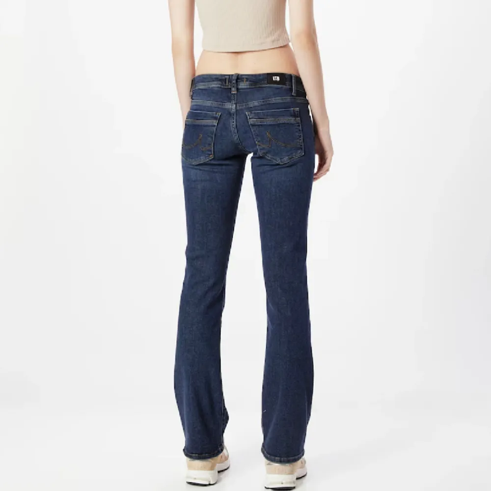 Mina favoritjeans från LTB i modellen Valerie. Bootcut och lågmidjade, säljer då dem blivit för små för mig.  Bra längd på mig som är ca 165 och passar mig som har XS/S💓 Nypris är 899🫶🏻. Jeans & Byxor.