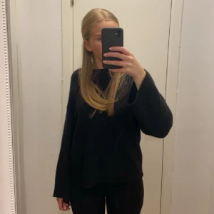 Stickad tröja - Säljer denna svarta stickade från lager 157 då jag redan har flera svarta. Den är i bra skick, endast tvättad ca 2 gånger. Är i S men passar också xs.