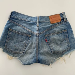 Levi’s shorts - mycket fina Levi’s shorts i en jättefin tvätt! använd endast fåtal gånger, inga defekter! köparen står för frakten🩷