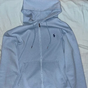 Polo Ralph Lauren zip up, kofta M - Haft den ett litet tag men dock är den fortfarande i perfekt skick, 9,5/10. Storlek M. Ej min stil längre 