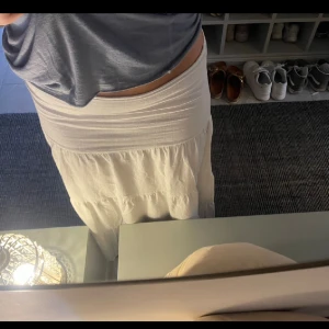 Långkjol - Vit långkjol i linne. Står inget märke. Storlek 38. Köpt i en fransk butik för 600kr