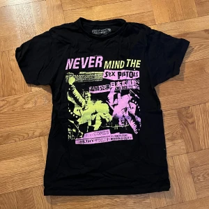 Band t-shirt - Sex pistols t-shirt i bra skick, sällan använd. Storlek S men skulle säga att den passar M också, beroende på hur tajt man vill ha den!