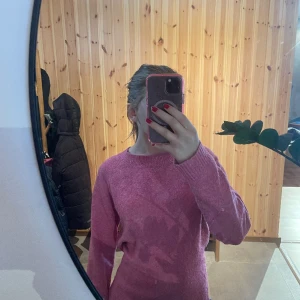 Stickade tröja - Tröja från Vera Moda, bra skick lite nopprig. Finns att hämta runt Gävle🤍