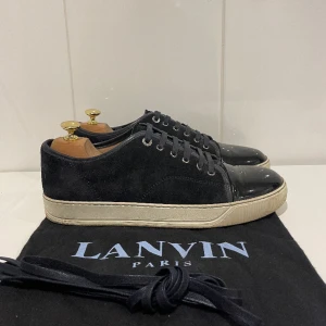 Lanvin skor  - Hej! Säljer nu dessa super eftertraktade lanvin skor. Skorna är i grymt skick 9/10. Med skorna medföljer dustbag och extra skosnören. Uk 9 passar 43-44