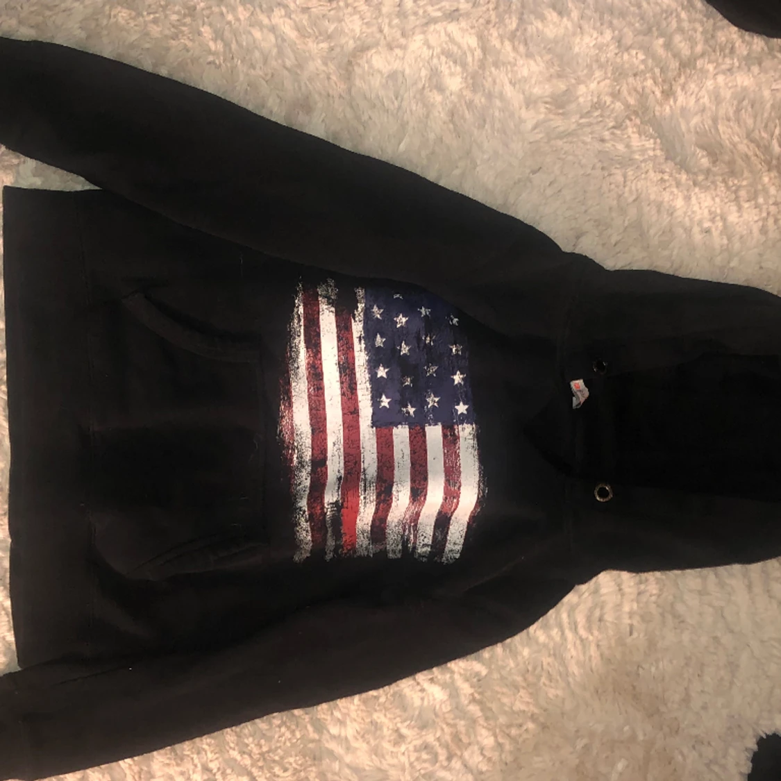 Svart tröja med en flaga på - 90