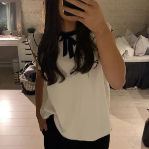 Blus - Hej, säljer denna fina Blair Waldorf-liknande blus🩷 knappt använd så den är i nyskick☺️
