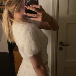 Vit flufftröja - Från ginatricot, orginalpris 399kr. Storlek M men passar nog de flesta storlekarna då den är stretchig. Kontakta vid intresse!💘